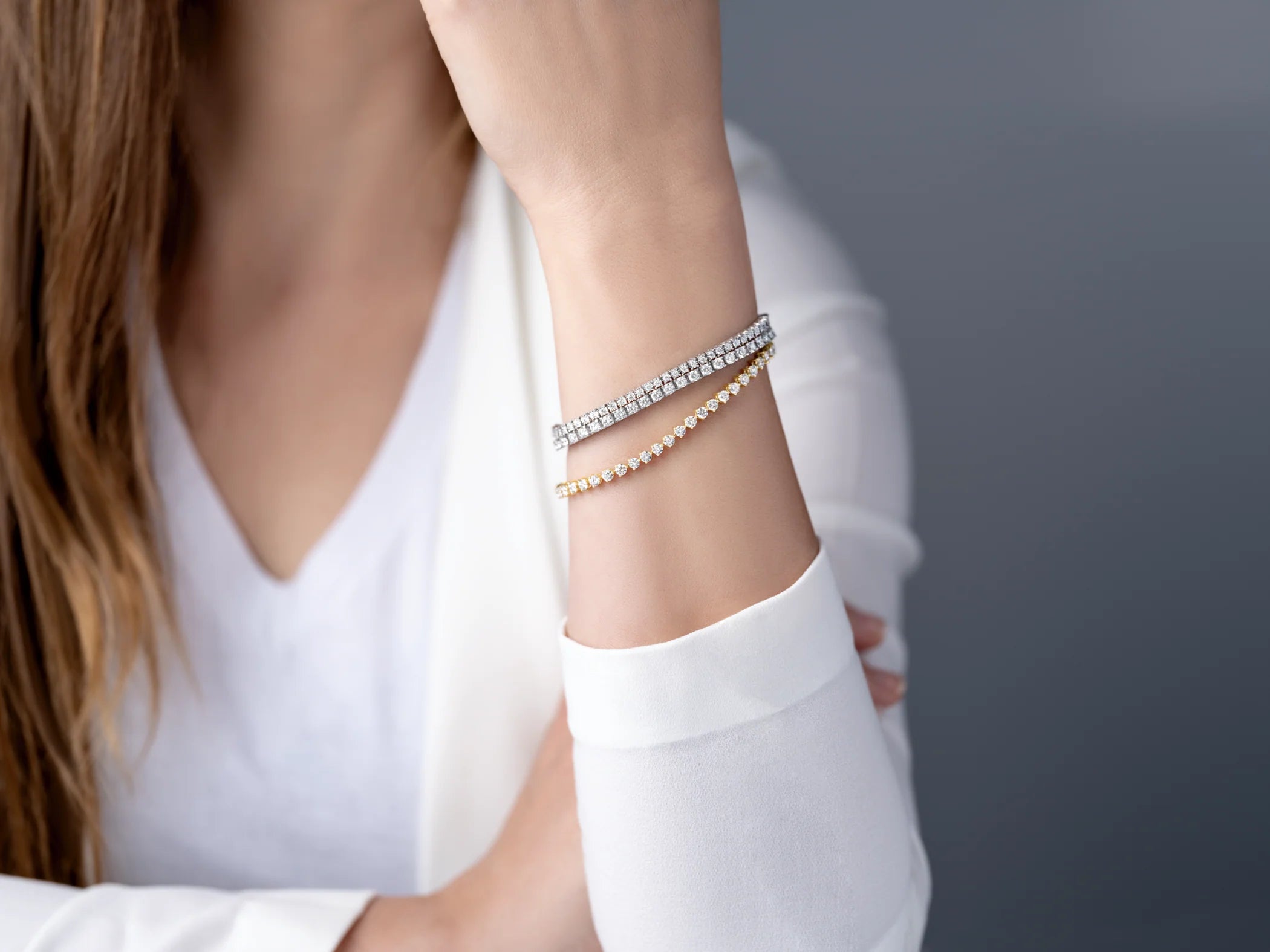 Brazalete exclusivo de tenis con diamantes de cuatro puntas en oro blanco de 14 quilates (color H/I/claridad I1)